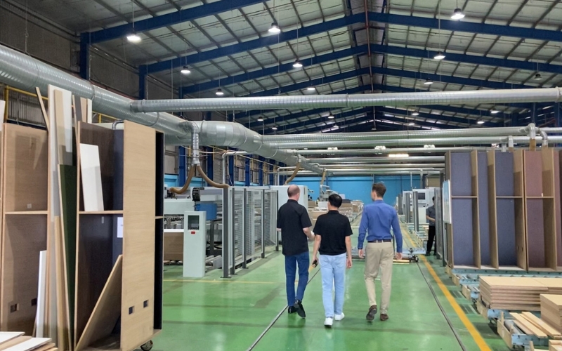 Visite d’une usine pour un contrôle qualité au Vietnam.