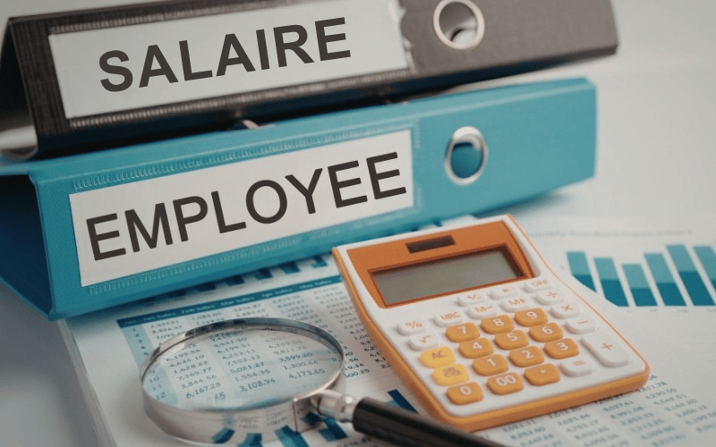 Classeurs de salaire et documents employés au Vietnam.