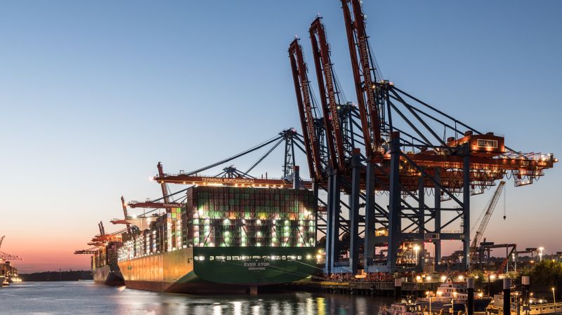 Port à conteneurs et infrastructures logistiques.