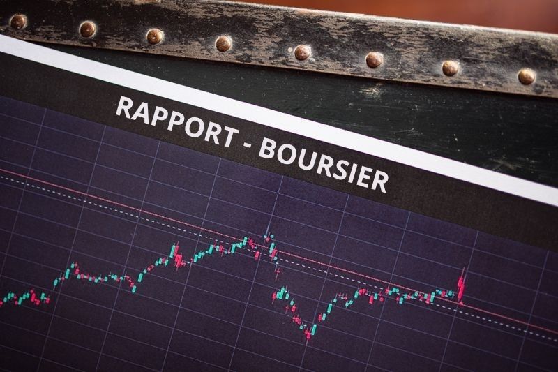 Graphique boursier sur un rapport financier.