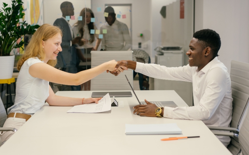 Entretien professionnel entre un candidat et une recruteuse.