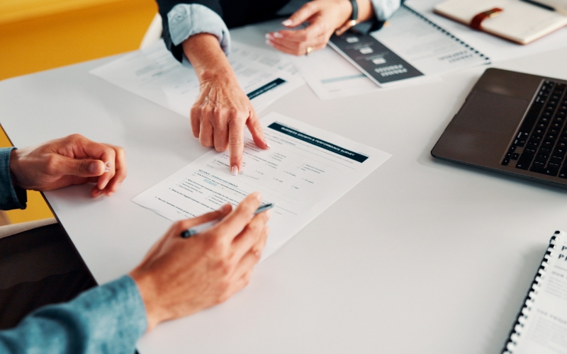 Réunion autour de documents RH pour un emploi local.