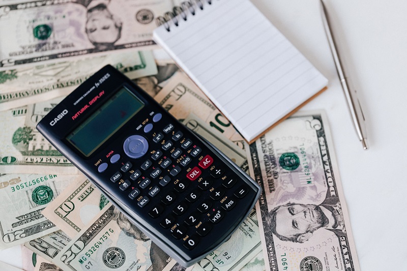 Calculatrice et billets pour analyser les flux de capitaux.