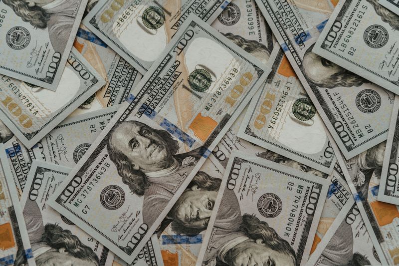 Billets en dollars illustrant les risques de change.