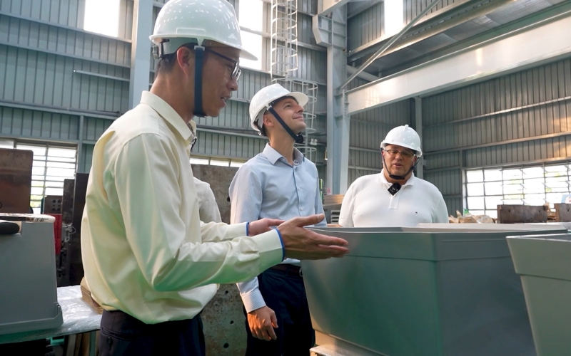 Échange entre responsables dans une usine vietnamienne.