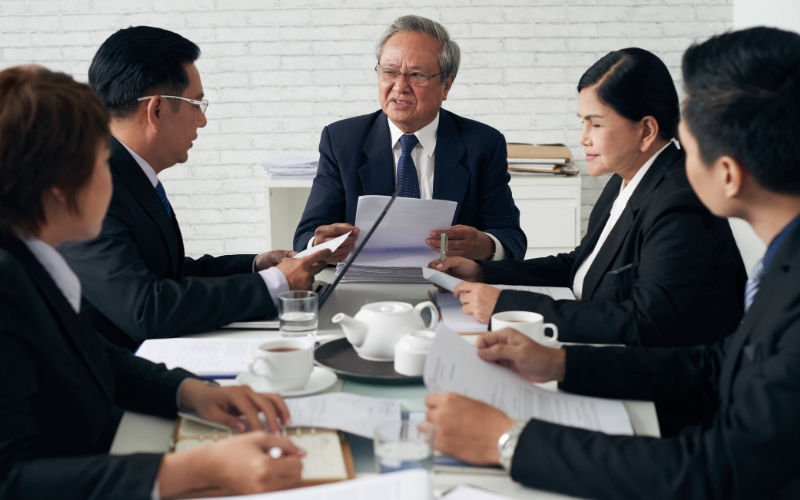 Réunion d’affaires avec des professionnels vietnamiens.