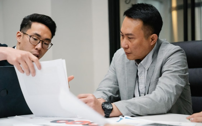 Préparation de documents pour un voyage d’affaires au Vietnam.