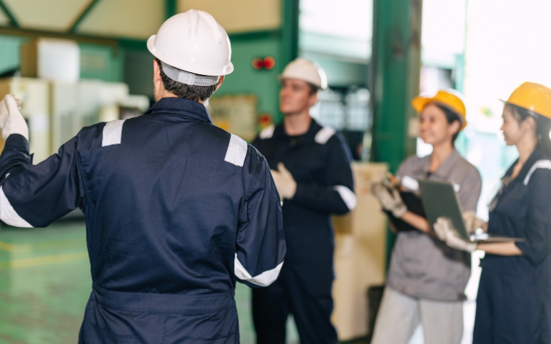 Échange entre responsables et équipe dans une usine vietnamienne.