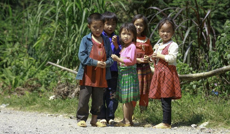 Apprendre à parler le vietnamien pour discuter avec des locaux, enfants dans les campagnes du Vietnam