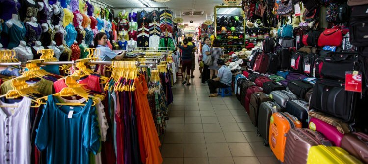 Coût de vie faible au Vietnam pour acheter des vêtements sur les marchés
