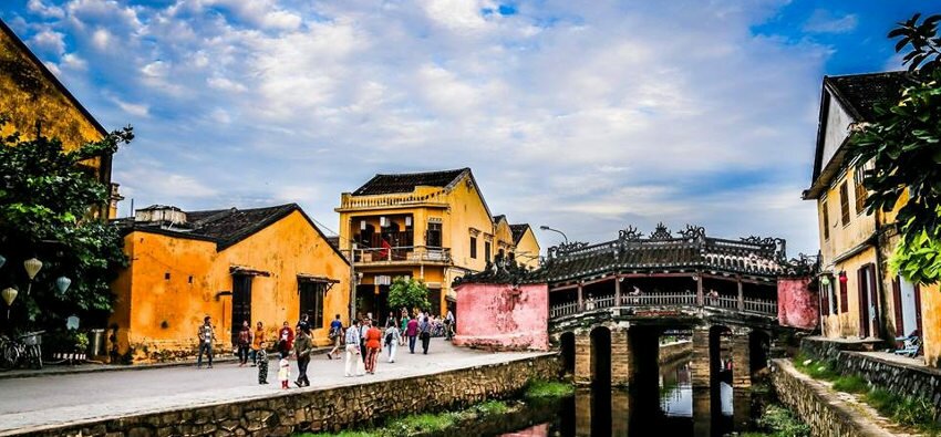 hoi an er en av de minst forurensede byene og rangert som den beste strandbyen i vietnam å bo i