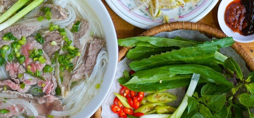 how much money to take in vietnam for living as a expat and tourists for cheap food