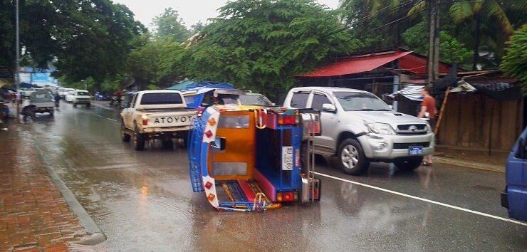 Be aware danger if you use tuk tuk in Cambodia : crash of travelers