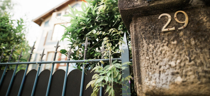 install a gate for the entry in front of the house for safety