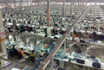 Couture de produits depuis les usines au Vietnam pour l'export