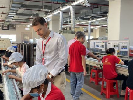 Visite d'une usine d'assemblage électronique au Vietnam