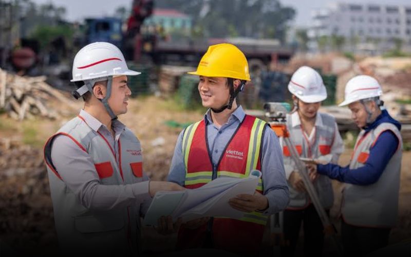Équipe de chantier échangeant sur un projet de construction.