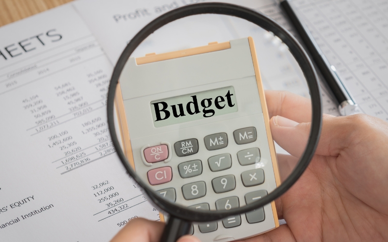 Calcul de coûts de main-d’œuvre sur des documents financiers.