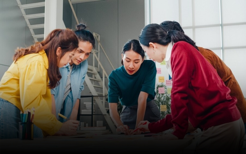 Team collaboration and workplace communication in a Vietnamese business environment