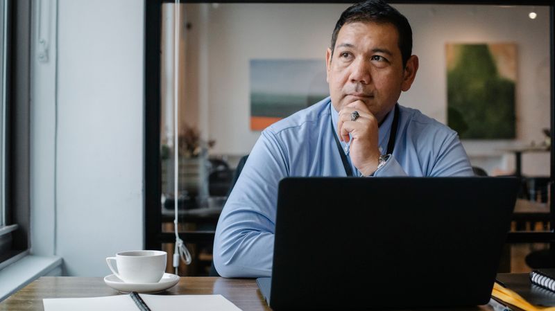 Entrepreneur réfléchissant à la structure d’une activité au Vietnam.