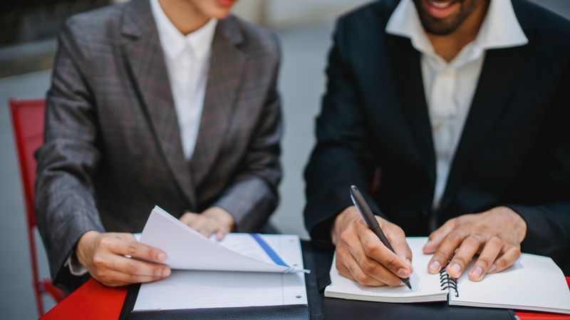 Professionnels préparant des documents de conformité.