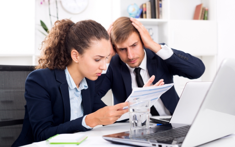 Professionnels confrontés à des erreurs dans leurs documents.