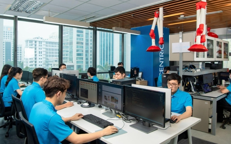 Équipe informatique travaillant dans un bureau au Vietnam.