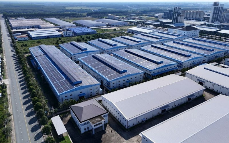 Zone industrielle avec usines au sud du Vietnam.