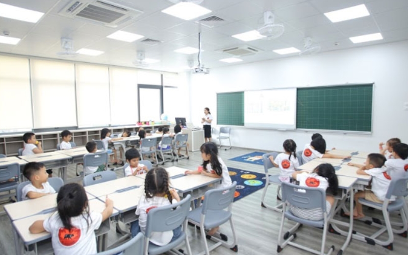 Salle de classe représentant la demande éducative au Vietnam.