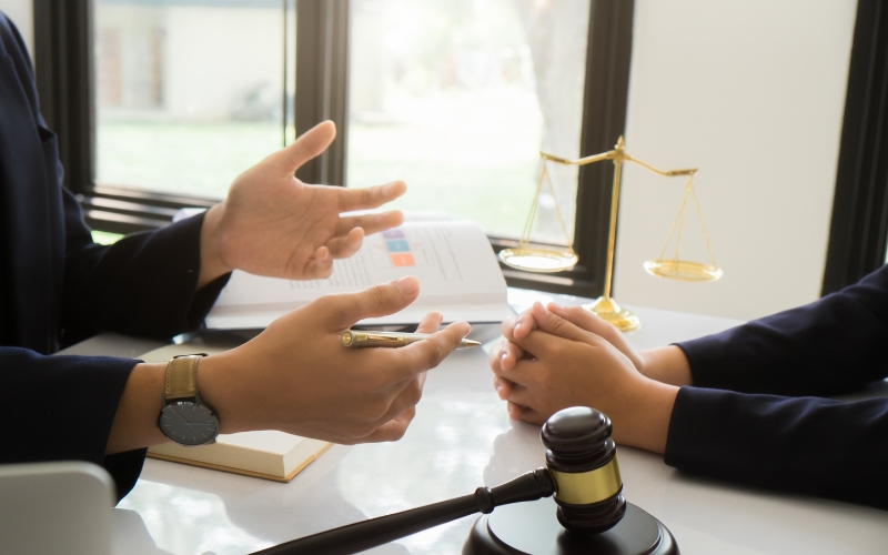 Échange juridique autour de documents officiels.