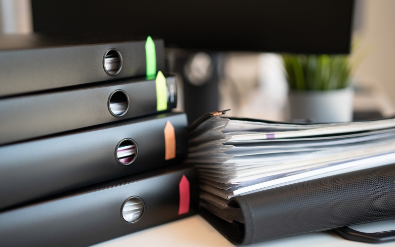 Classeurs et dossiers pour préparer des documents business.