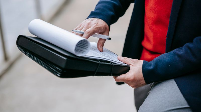 Documents douaniers consultés dans un dossier.