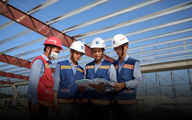 Ingénieurs sur un chantier de construction au Vietnam.