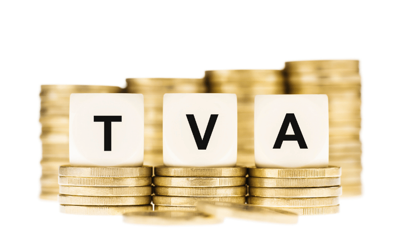 Pièces et lettres TVA représentant la taxe sur la valeur ajoutée.