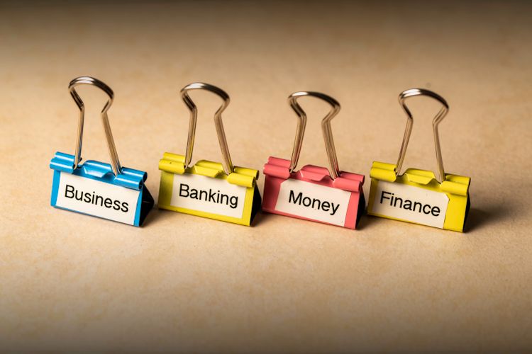 Pinces étiquetées représentant la structure financière d’une entreprise.