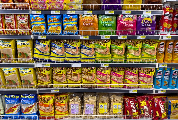 Produits alimentaires emballés exposés dans un magasin aux Philippines.