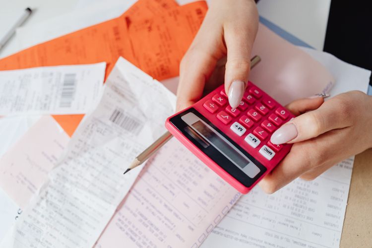 Calculation of operating costs using invoices and financial documents.
