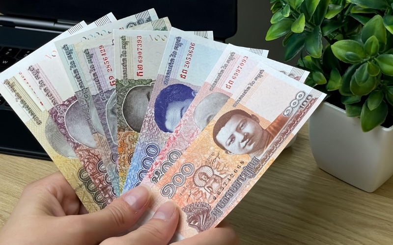 Billets en riel cambodgien représentant l’économie à deux devises.
