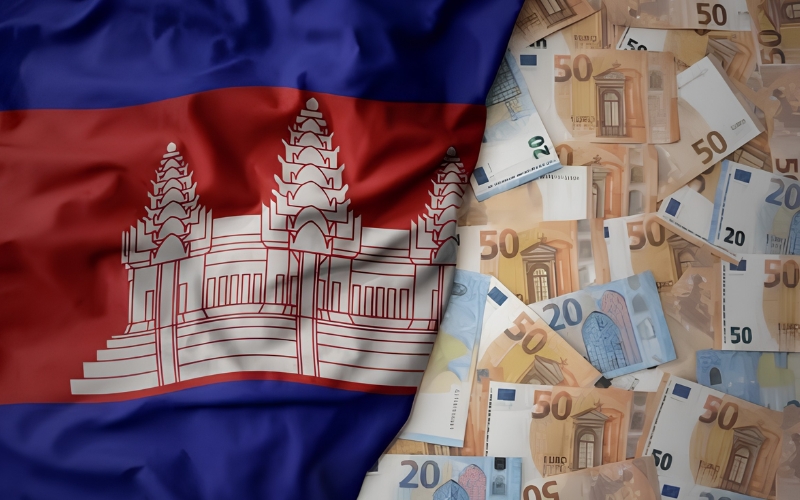 Drapeau cambodgien et billets représentant l’impact des devises.