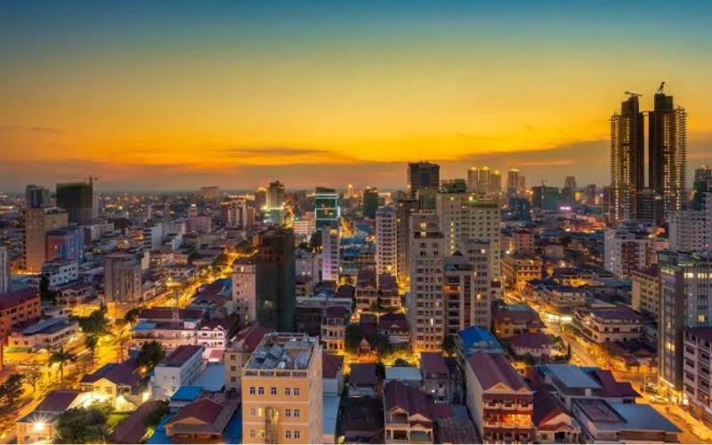 Skyline urbaine représentant les incitations à l’investissement au Cambodge.