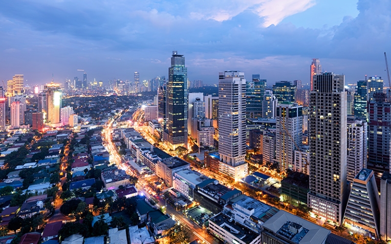 Skyline urbaine illustrant les risques de l’immobilier résidentiel aux Philippines.