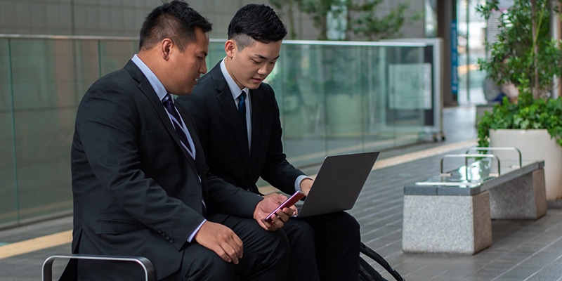 Professionnels consultant des informations financières aux Philippines.